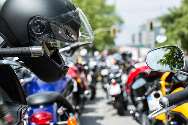 Dicas para travar o capacete na moto